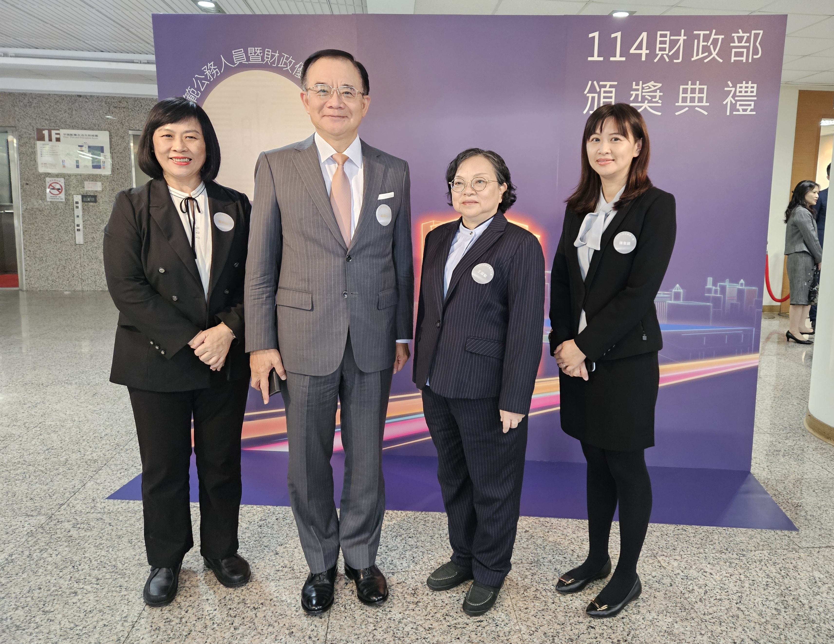 圖片說明-本行114年財政部模範公務人員暨財政優秀人員膺選同仁於114年11月21日由財政部莊部長翠雲公開頒獎表揚