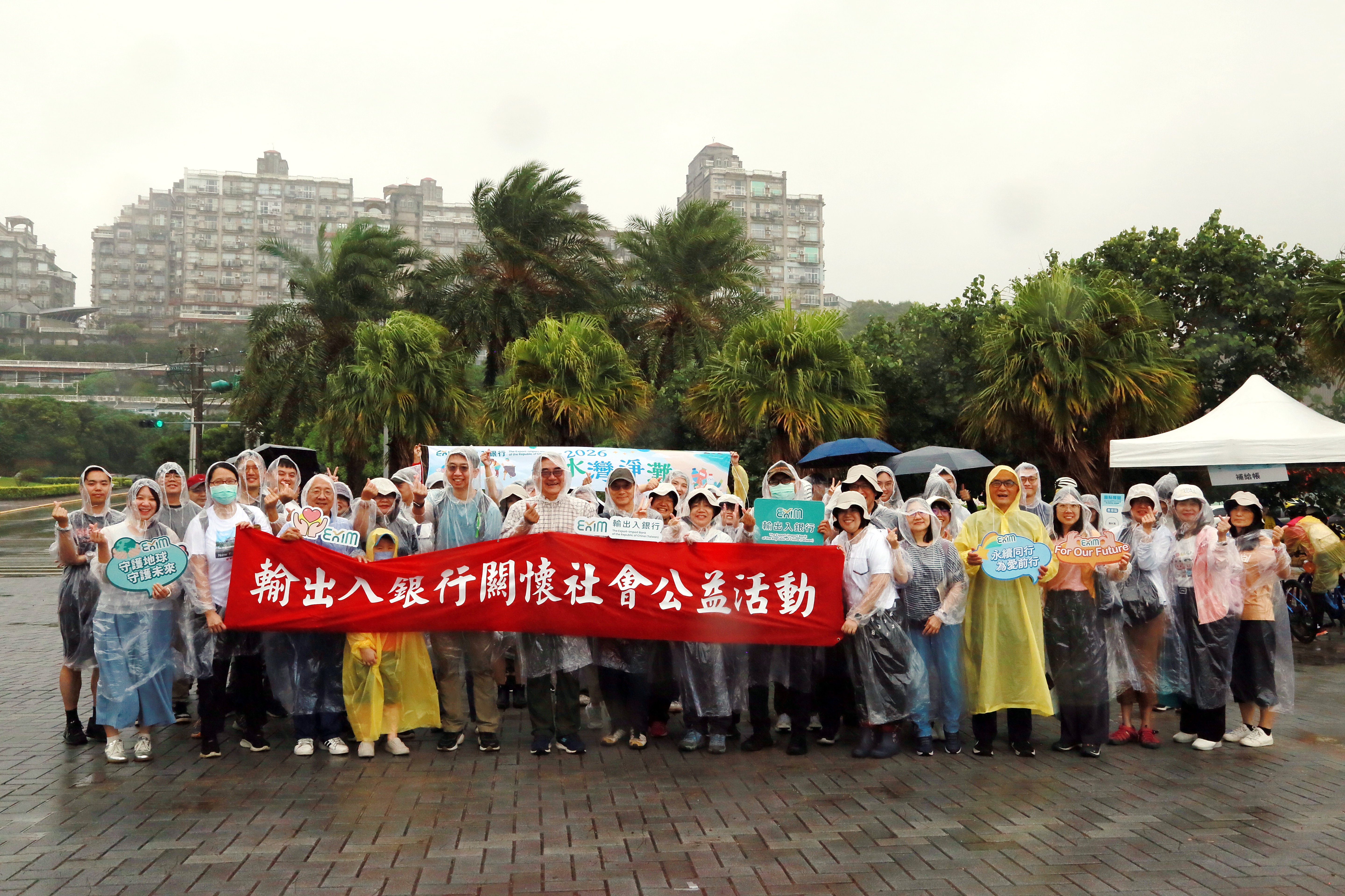 圖片說明-輸出入銀行捐贈二手電腦、舉辦淨灘活動