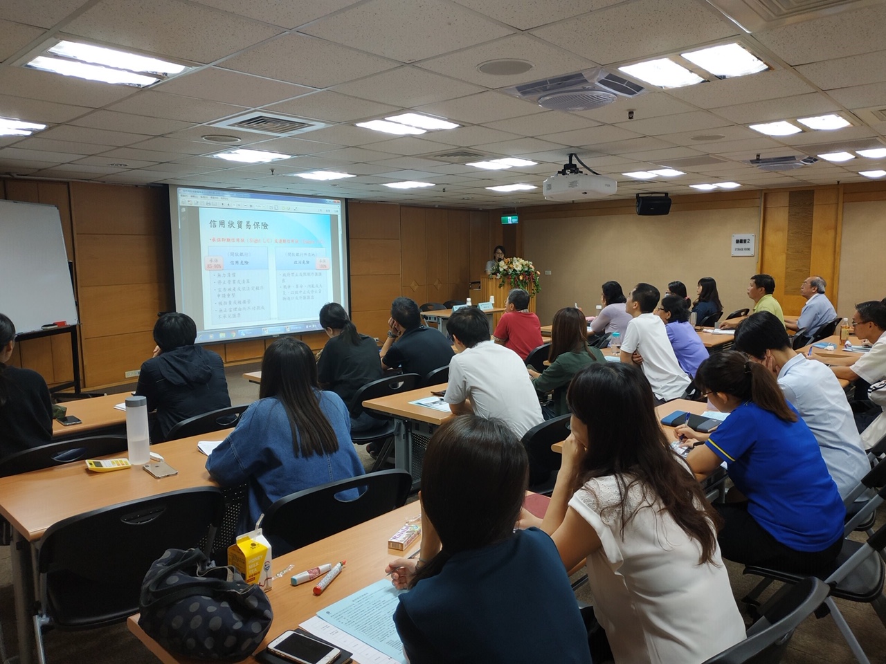 圖片說明-台南分行於8月20日與經濟部國貿局、貿協台南辦事處等單位合辦「付款條件之抉擇與風險規避」研討會