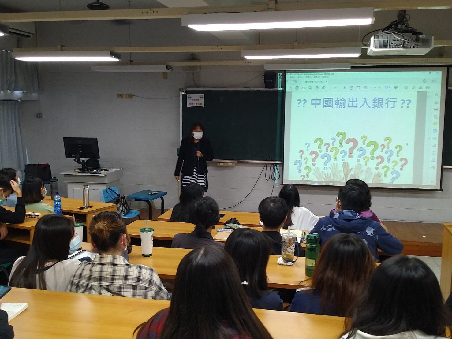 圖片說明-配合本行「向上成長，往下扎根」走入校園產學合作活動，台中分行王中卉經理於110年10月19日至逢甲大學國貿系演講