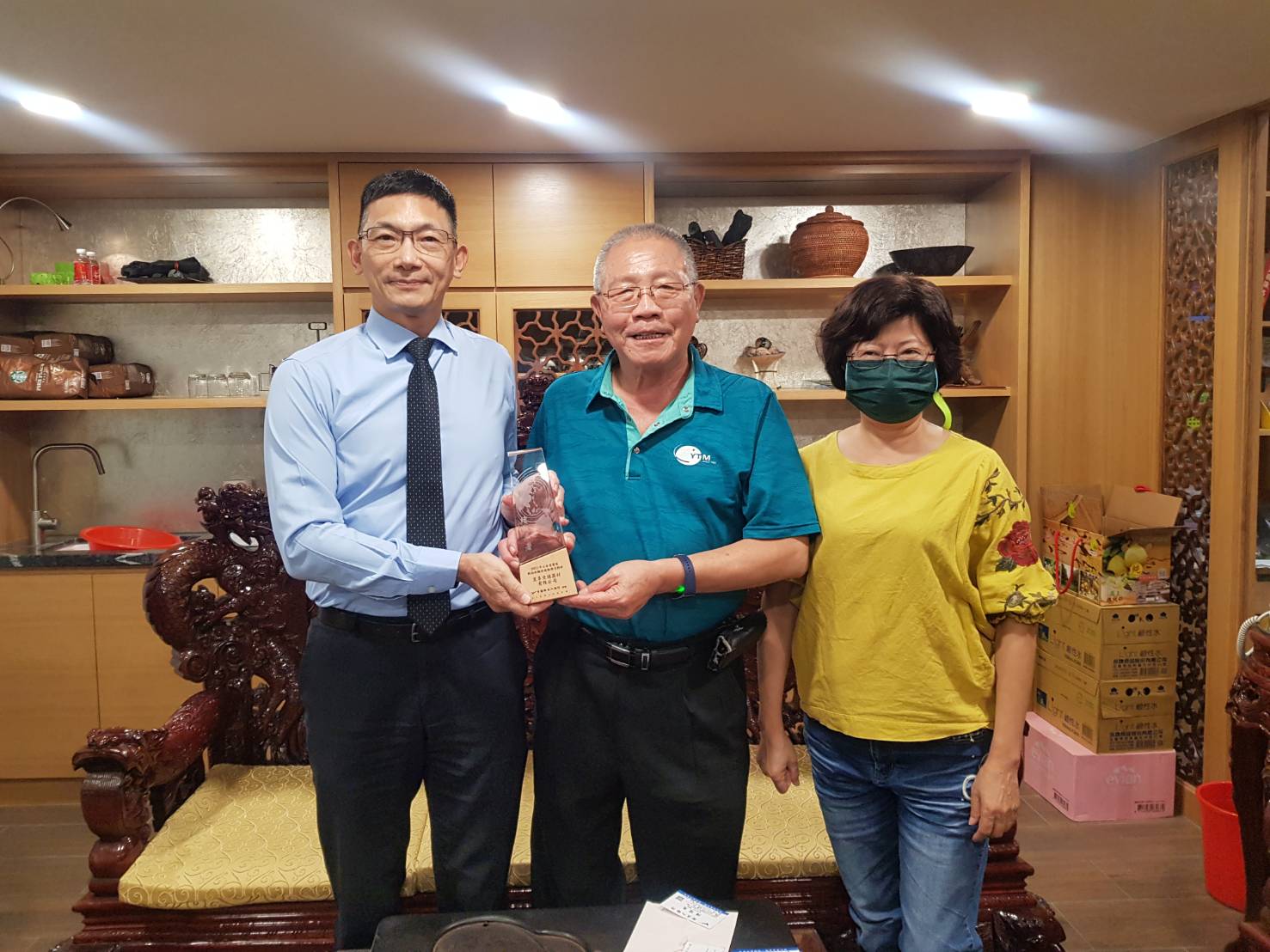 圖片說明-2021輸出保險潛力夥伴-昱多交通器材有限公司 台南分行陳信忠經理親至公司頒獎致賀