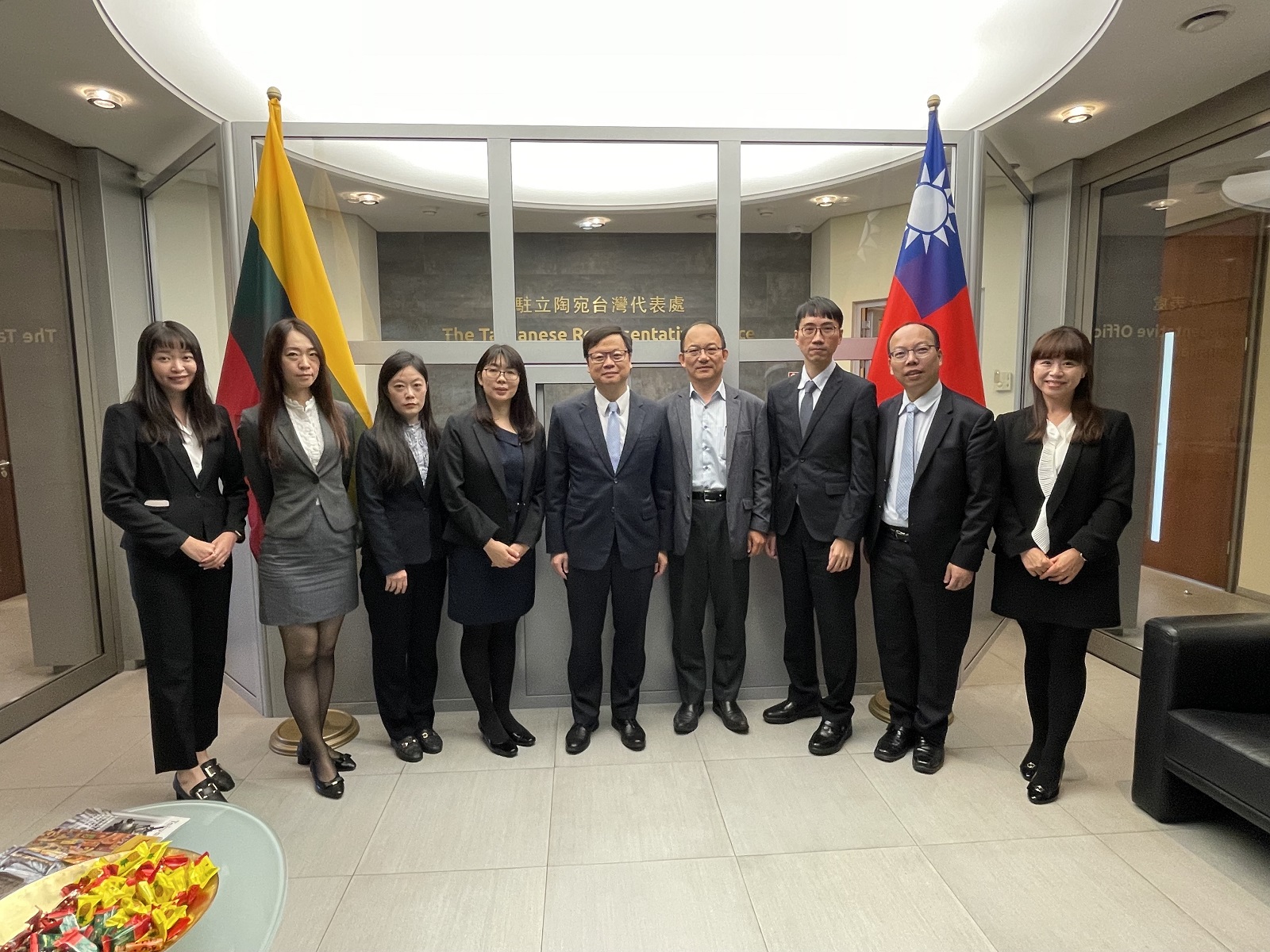 圖片說明-輸出入銀行拜訪駐立陶宛台灣代表處，深化業務交流