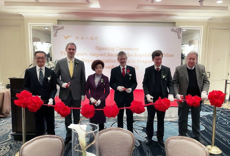 新聞稿-1111114-國銀首家 輸銀布拉格代表處11月11日剪綵開幕-捷克參議院議長韋德齊親自參加並致詞.jpg