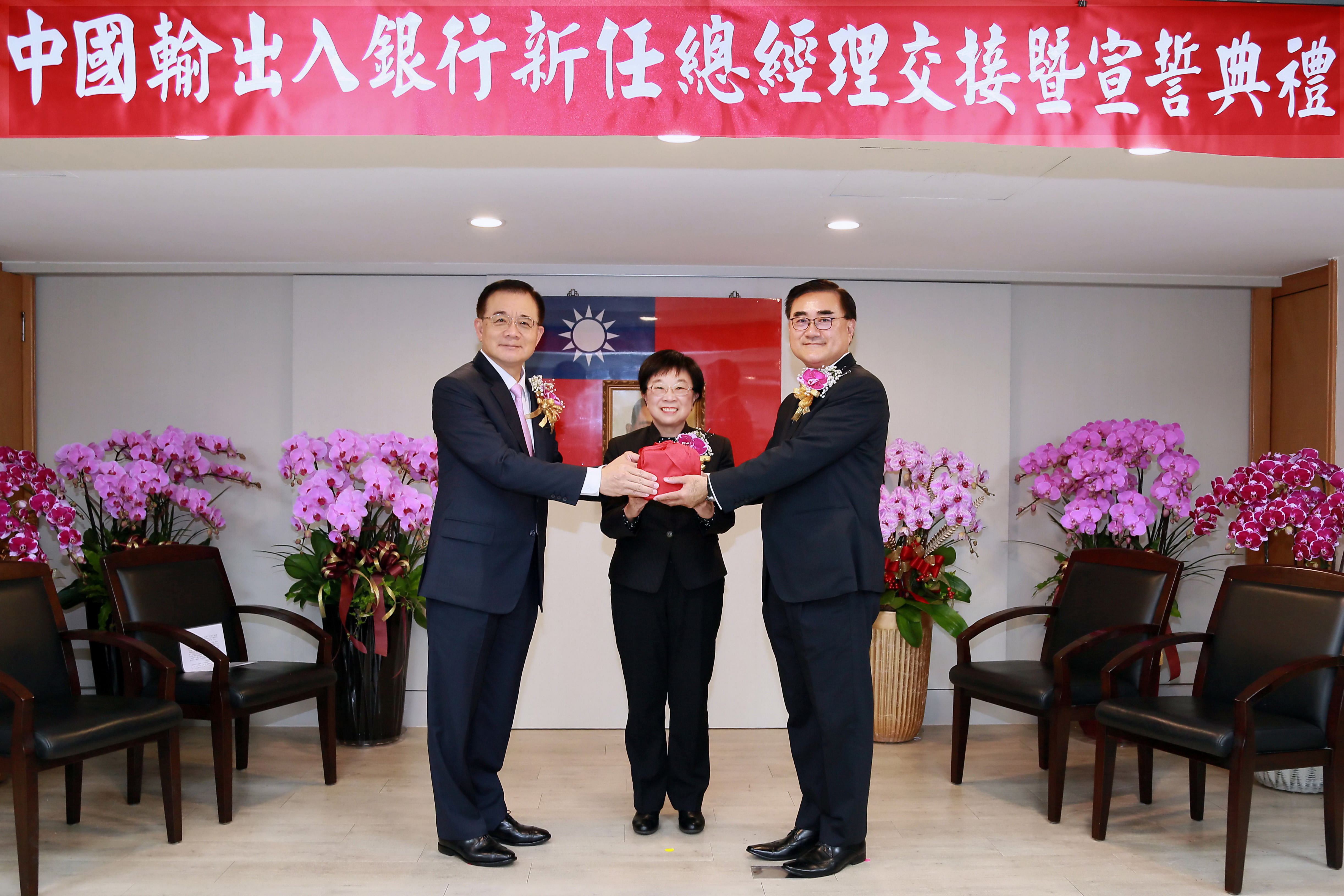1121213-輸出入銀行新任總經理 謝富華宣誓上任.jpg
