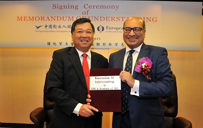 EBRD President Sir Suma Chakrabarti (right) led a delegation to visit Eximbank on March 19, 2015. During the visit, the Chairman